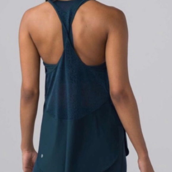 Lululemon Twist and Train tank. Size 6 - Picture 3 of 7